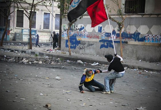 [A protester clashes with security forces during the battle on Muhammad Mahmoud street. Image by Mosa`ab Elshamy.]