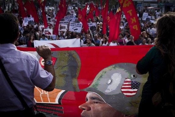 [People gathered to protest a potential attack on Syria in Istanbul. © Adnan Onur ACAR / Nar Photos.]