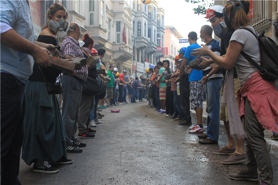 Protesters help create a barricade in Taksim, Istanbul during Gezi Park protests Image taken by John Lubbock in Istanbul during the Gezi Park Protests (2013). Photo by Jwslubbock via Wikimedia Commons.