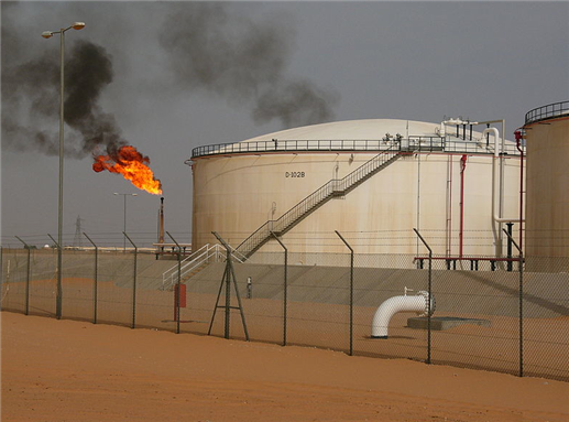 [El Saharara oil field, in Libya, operated by Repsol YPF. Image from Wikimedia Commons.]