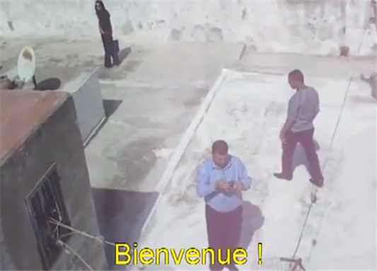 [Une photo pris de la vidéo au-dessous, qui montre des agents dans la terrasse d`Ali Lmrabet.]