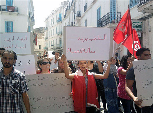 [Des manifestants se sont rassemblés le 8 juillet à Tunis pour demander un système judiciaire indépendant. Sur l`une de leurs banderoles, on pouvait lire \"Le peuple veut un procès populaire.\" Image par Monia Ghanmi/Magharebia.]