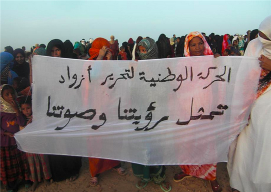 [Les habitants de Tombouctou protestent contre la prise de contrôle par le groupe islamiste Ansar al-Din. Image par Jemal Oumar/Magharebia.]