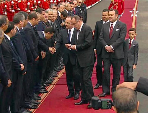 [Image de François Hollande et Mohammed VI à Casablanca. Image d`une vidéo sur Youtube.]