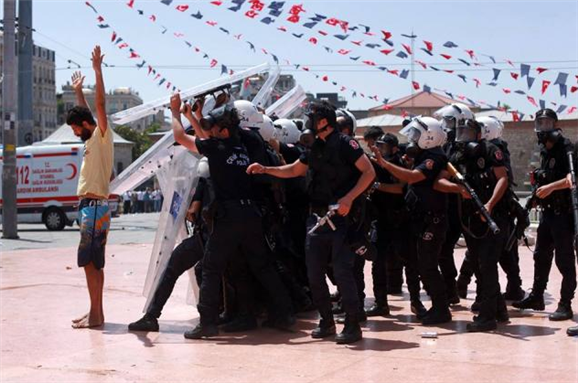 [Un manifestant et la police à le parc Gezi. 31 Mai 2013. Image par Yücel Tunca via Nar Photos.]