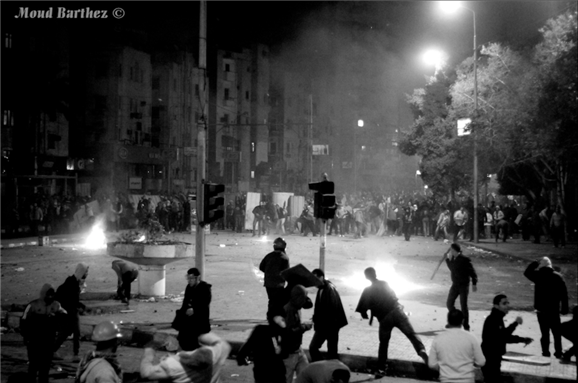[5 December 2012, clashes between muslim brotherhood supporters and anti-Morsi protesters around Itihadiyya presidential palace. Anti-riot police used tear gas against the protesters. Image originally posted to Flicker by Moud Barthez] 