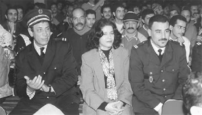 [Fatna El Bouih entre deux gardiens de prison pendant une fête de l`Observatoire Marocain des Prisons (OMP) dans la prison Oukacha de Casablanca en 29 décembre 1999. Image par mafhoum.com]