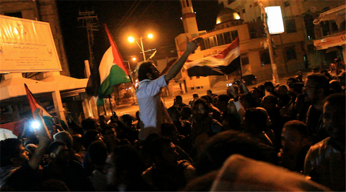[20 November 2012, Egypt convoy in Gaza, Palestine. Image originally posted to Flickr by Gigi Ibrahim]