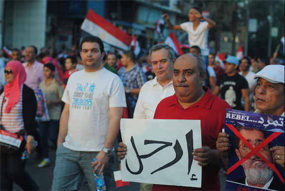 [28 June 2013, anti-Morsi protester holding a sign in Arabic that reads: \"Leave\", in preparation for the 30 June nation wide protest against Mohamed Morsi. Image originally posted to Flickr by Lilian Wagdy]