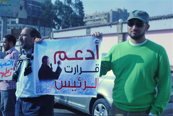 [Pro-Morsi demonstration in Nasr City. The Arabic reads: \"I support the president`s decisions. Image originally posted to Flickr by Lilian Wagdy]