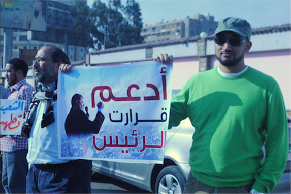 [Pro-Morsi demonstration in Nasr City. The Arabic reads: \"I support the president`s decisions. Image originally posted to Flickr by Lilian Wagdy] 