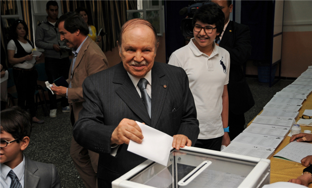 [Le Président algérien Abdelaziz Bouteflika dépose son bulletin dans l`urne lors des élections législatives du 10 mai. Image par Magharebia/Flickr.]