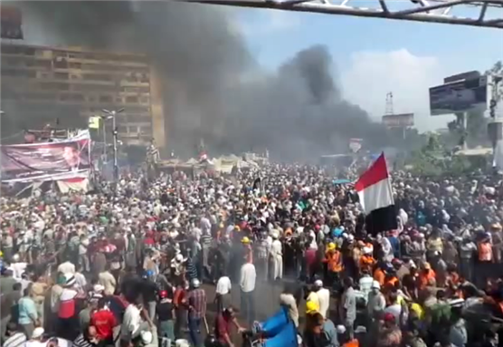 [Image of the violent dispersal of Rabaa al-Adawiya taken on 14 August 2013. Image by Amsg07/Wikimedia Commons.]
