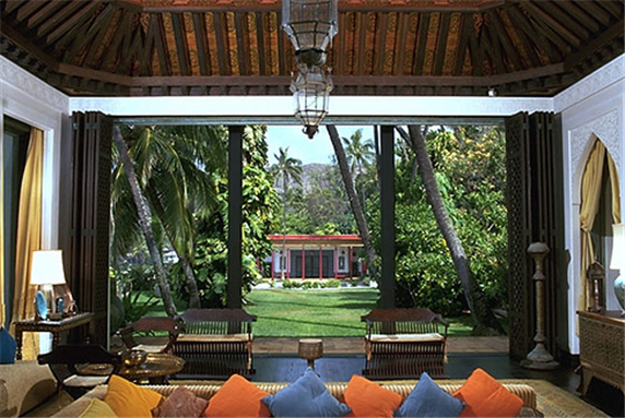 [Heiress Dorris Duke`s home in which she collected Islamic art from around the world, now operated as the Doris Duke Foundation for Islamic Arts. Image by Erin Williamson/Flickr]