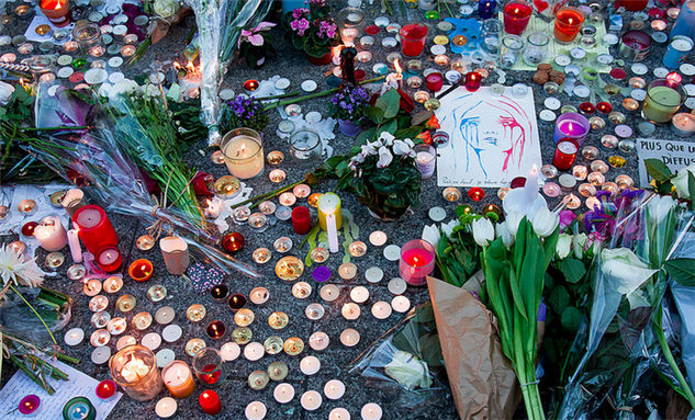 [Image taken in front of Le Carillon on 15 November 2015. Image by Jean-François Gornet/Flickr]