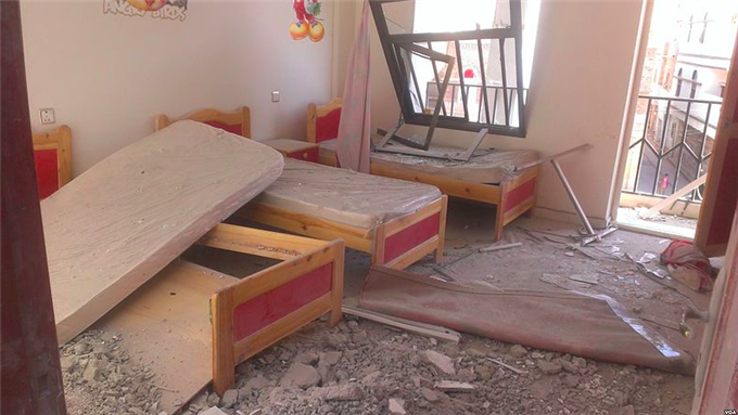 [Five people were injured in the airstrike in January 2016 at the center in Sana`a, Yemen, and Human Rights Watch says the bomb didn’t explode, preventing a greater tragedy. (A. Mojalli/VOA) via Wikimedia Commons]