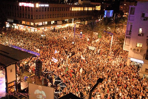 [Israel Housing Protests Tel Aviv, 27 August 2011. Image by meowArt.com.]