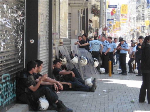 [Police stationed at street corners on Istiklal Street on 1 June 2013. Photo by Carole Woodall.]