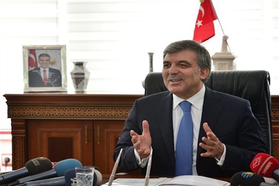 [Turkish President Abdullah Gül speaks to the media in Kutahya, 18 April 2014. Gül said Friday he opposes a model similar to that of Russia where the president and prime minister have traded places and one has ruled in the other`s shadow. (AP Photo)]