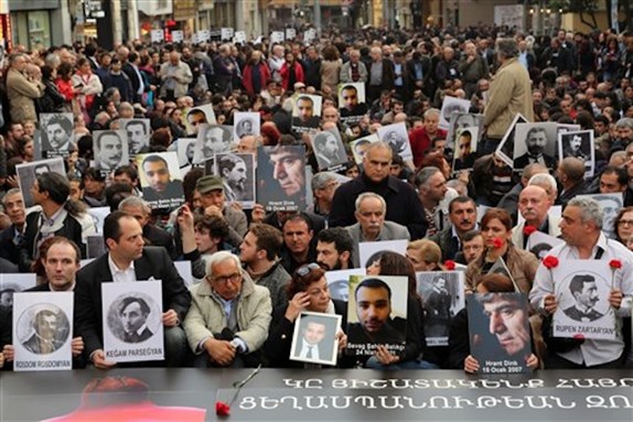 [Turkish and Armenian activists gather in Istanbul to protest the killings of Armenians during the last century in Turkey, 24 April 2014. (AP Photo/Berza Simsek)]
