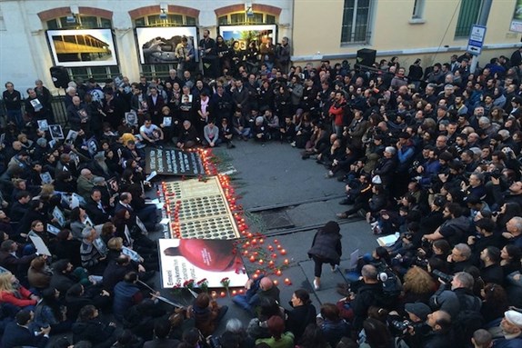 [Commemoration of the hundredth anniversary of the Armenian Genocide, Istanbul, 24 April 2015. Image via @Can Candan, 2015.]