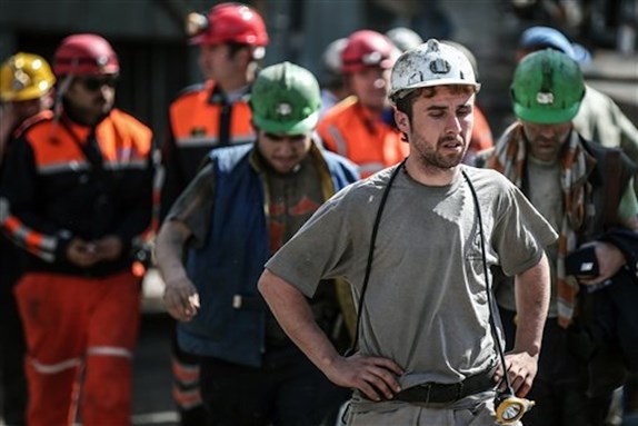 [Turkish rescue workers and miners stand at the entrance of the coal mine in Soma, 16 May 2014. (AP Photo/Emrah Gurel)]