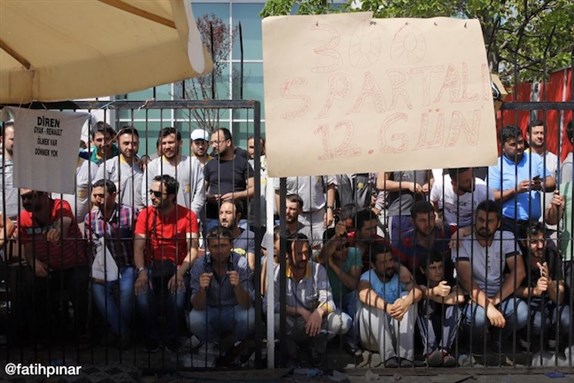 [Turkish metal workers on strike. Image by Fatih Pinar.]