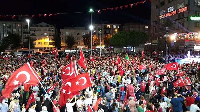 Anti-coup protesters after 15 July 2016 Turkish coup d`état attempt in Bagcilar, Istanbul, Turkey. [Photo by Maurice Flesier, Wikimedia Commons]