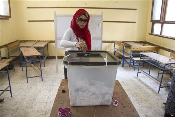 [Voter casts her vote in May 2014 presidential election. Photo by Hamada Elrasam, VOA.]