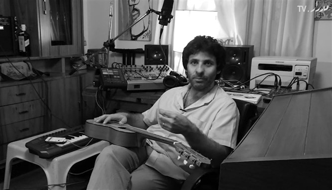 [Zeid Hamdan composes, writes lyrics, and plays a range of instruments. Image courtesy of MedrarTV.]