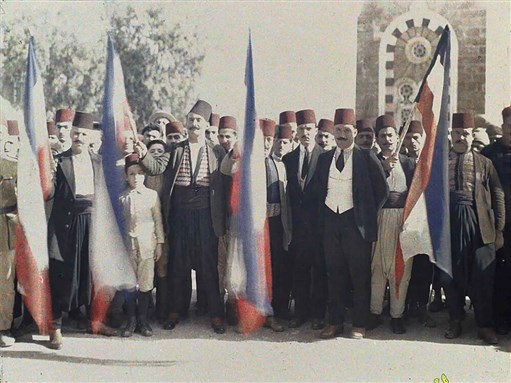 [بيروت، 22 نوفمبر/تشرين الثاني 1920. استقبال الوفود اللبنانية من قبل الجنرال هنري غورو بقصر الصنوبر، بعد ثلاثة أشهر من إعلان “لبنان الكبير”. Archives Albert-Khan.]