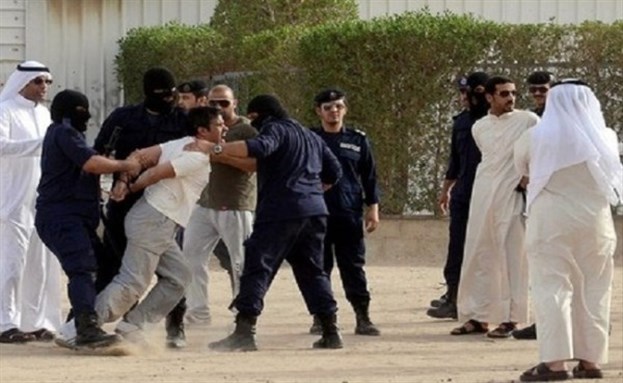 [Police officers arrest Bedoon protesters in Taima, 1 May 2012. Image by Getty Images.]