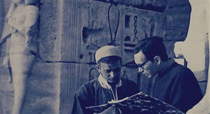 [المخرج شادي عبد السلام أثناء تصوير فيلم "المومياء"]