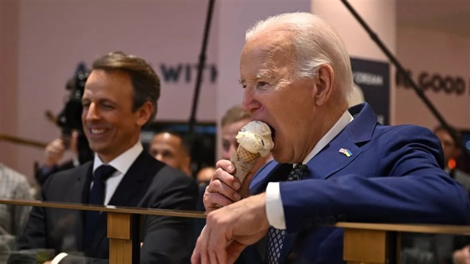 [جو بايدن يتناول الآيسكريم].