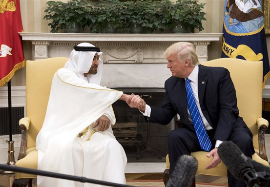 [واشنطن، 15 مايو/أيار 2017. الرئيس الأمريكي السابق دونالد ترامب يستقبل محمد بن زايد في مكتبه بالبيت الأبيض.]
