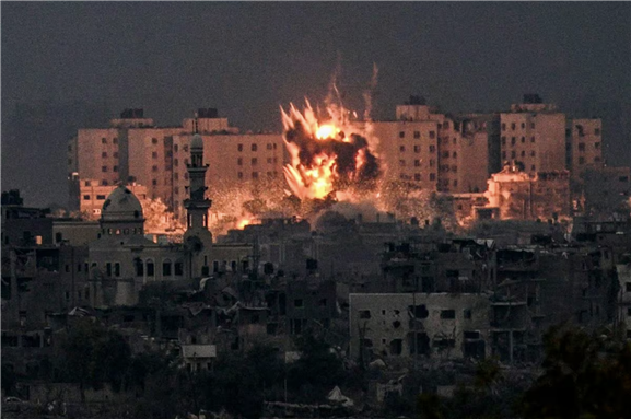 A fireball caused by an Israeli bombardment in the northern Gaza Strip on 14 October 2023. ARIS MESSINIS (AFP)