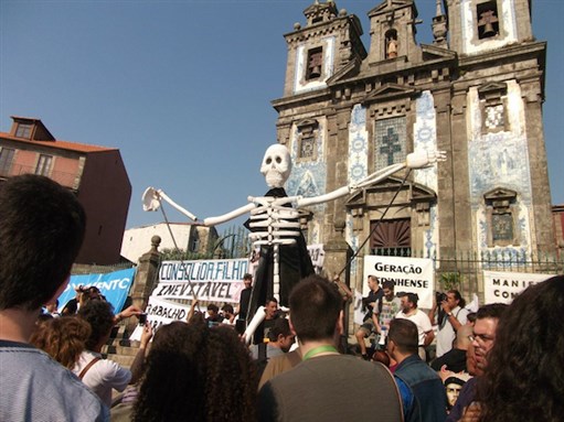 [The \"Indignados\" demonstration in Batalha Square, Porto. Photo by Daniela Amorim.]