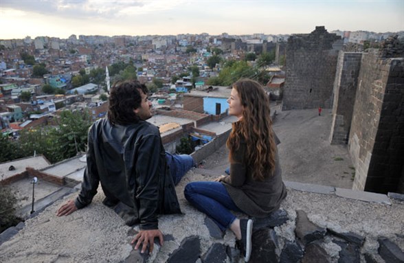 [Still image from \"Gelecek Uzun Sürer\" (\"Future Lasts Forever\")]