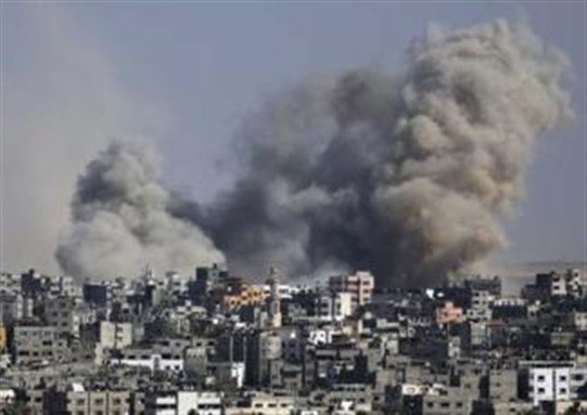 [Les fumées des frappes israéliennes s’élèvent au-dessus de la bande de Gaza (AP – Hatem Moussa)]