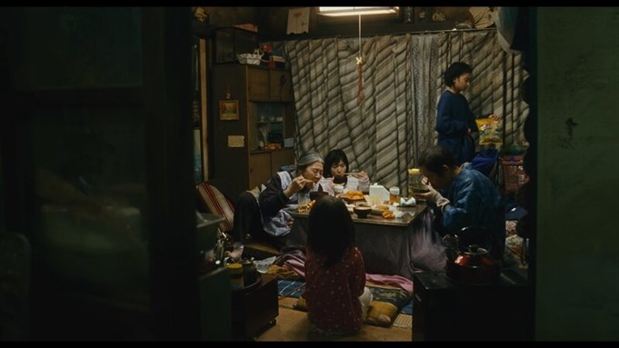 [مشهد من فيلم "سارقو المحلات"]