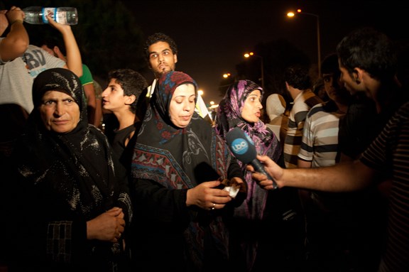 [The Moqdad familly and eleven kidnapped Lebanese block the old airport road in Beirut. Image by Natalia Sancha.]