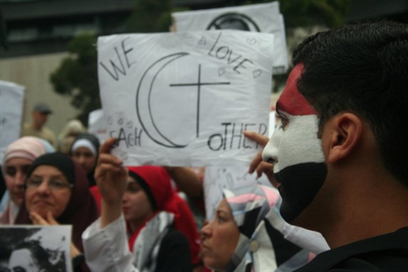 [4 February 2011, Egyptians demonstrating unity between Muslims and Copts during the 25 January uprisings. Image originally posted to Flickr by Takver]