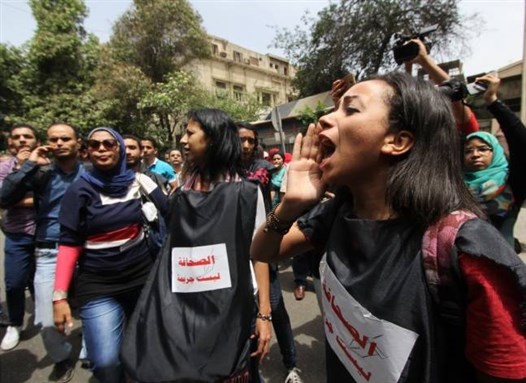 [Journalists gather outside the Press Syndicate ahead of an emergency general assembly meeting on 4 May, 2016 in protest against a police raid on the Syndicate and the arrest of two journalists. Photo from Aswat Masriya.]