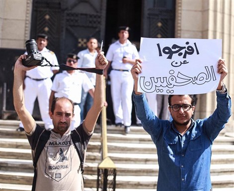 [Previous protest in front of the Press Syndicate on 28 April, 2016. Photo from Aswat Masriya.]