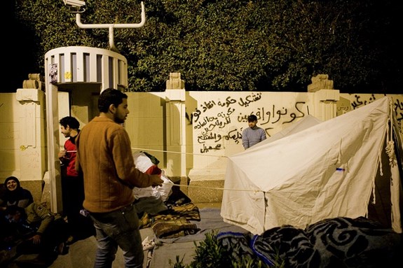 [Protesters setting up on the ministerial cabinet street. Image by Hossam el-Hamalawy. Some rights reserved.]