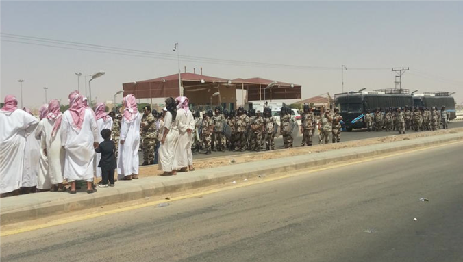 [Saudi forces approaching small protest outside al-Tarafiya Prison in Buraidah, al-Qassim, in support of those illegally detained, 25 September 2012. \"