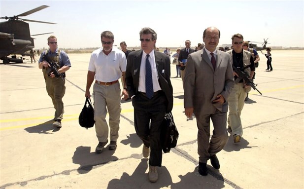  [بول بريمر رفقة نائب ريس الوزراء برهام صالح، 2004]