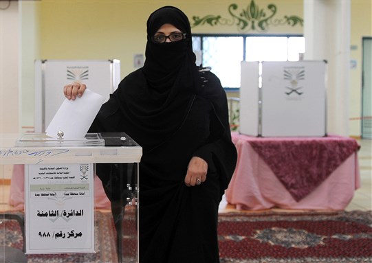 [Archive photo of a Saudi woman voting in the first municipal elections in December 2015. Image from Al Arabiya]