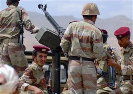 [Unidentified Yemeni military on duty at the security checkpoint on September 10, 2006, Hadramaut valley, Yemen: Image from www.shutterstockcom]