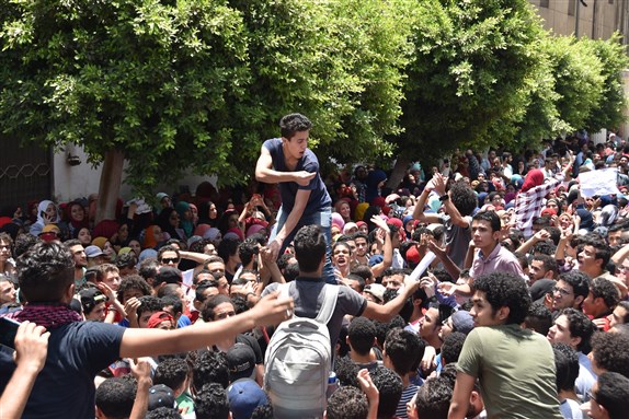 [High school students protest in front of the Ministry of Education on 27 June, 2016. Photo from Aswat Masriya.] 
